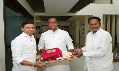 యాద‌గిరిగుట్ట స్వామి వారికి ప‌ట్టు వ‌స్త్రాలు, తలంబ్రాలు అంద‌జేసిన  మంత్రి కోమ‌టిరెడ్డి కుటుంబం