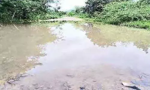 ద‌శాబ్దాలుగా మ‌ర‌మ్మ‌తుల‌కు నోచుకోని ర‌హ‌దారి