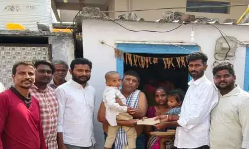 మానవత్వం చాటుకున్న  6వ  డివిజన్ కాంగ్రెస్ ఇన్ చార్జి మిడి దొడ్డి కపిల్ మాధవ