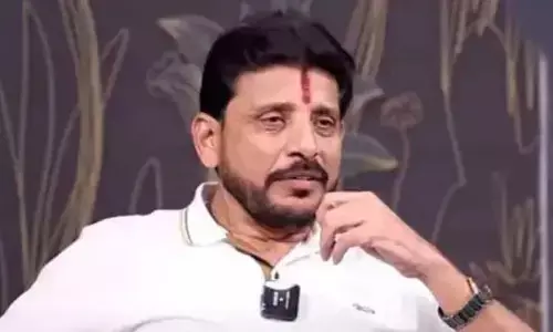 దేవుడి ఫొటోతో సభలోకి వెళ్లడం దారుణం : దువ్వాడ శ్రీనివాస్