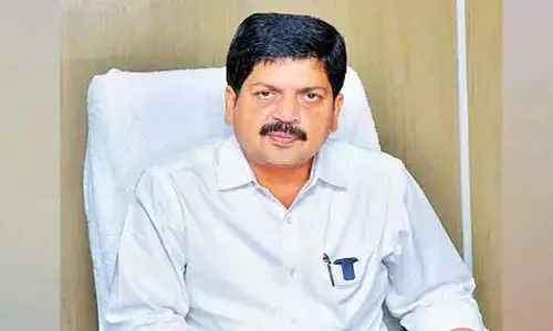 ఫిషింగ్ హార్బర్‌లో ఉద్రిక్తత: మంత్రిని అడ్డుకున్న మత్స్యకారులు