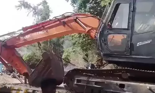 విద్యుత్ తీగలు తగిలి JCB డ్రైవర్ సజీవ దహనం