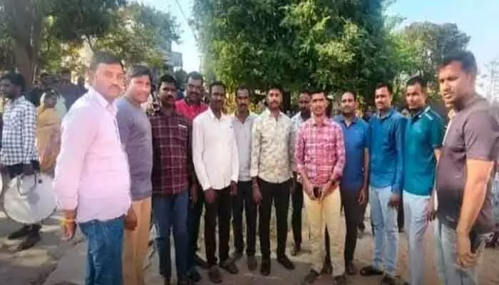 తోటి స్నేహితునికి 2009 బ్యాచ్ పోలీసుల అండ తోటి స్నేహితునికి 2009 బ్యాచ్ పోలీసుల అండ