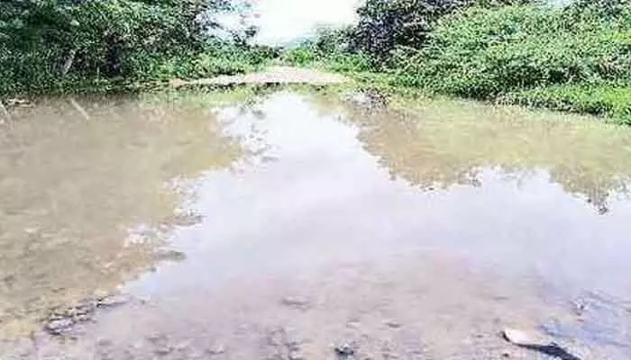 దశాబ్దాలుగా మరమ్మతులకు నోచుకోని రహదారి దశాబ్దాలుగా మరమ్మతులకు నోచుకోని రహదారి