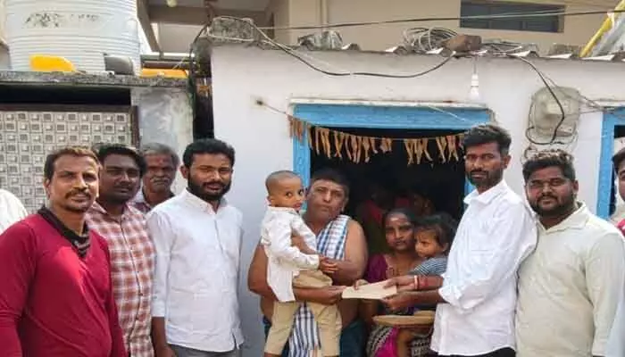 మానవత్వం చాటుకున్న 6వ డివిజన్ కాంగ్రెస్ ఇన్ చార్జి మిడి దొడ్డి కపిల్ మాధవ మానవత్వం చాటుకున్న 6వ డివిజన్ కాంగ్రెస్ ఇన్ చార్జి మిడి దొడ్డి కపిల్ మాధవ