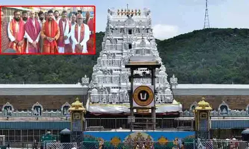 భక్తుల రద్దీతో కిటకిటలాడుతున్న తిరుమల.. శ్రీవారి దర్శనానికై నిరీక్షణ