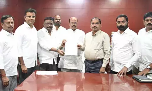 TG:  ఎన్నికల కమిషనర్‌ను కలిసిన బీఆర్ఎస్ నేతలు