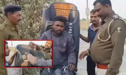 250 మద్యం సీసాలు..కుర్చీల్లో పెట్టుకుని స్మ‌గ్లింగ్‌, ప్లాన్ అదుర్స్