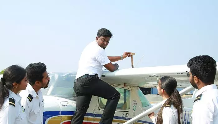 మామునూరులో ఫ్లైయింగ్ స్కూల్.. పైలెట్ల శిక్షణకు అనువైన స్థలంగా గుర్తింపు మామునూరులో ఫ్లైయింగ్ స్కూల్.. పైలెట్ల శిక్షణకు అనువైన స్థలంగా గుర్తింపు