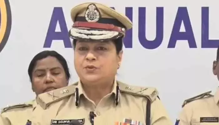 చంచల్గూడ జైల్లో ఉగ్రకుట్ర : క్లారిటీ ఇచ్చిన జైళ్లశాఖ డీజీ సౌమ్య చంచల్గూడ జైల్లో ఉగ్రకుట్ర : క్లారిటీ ఇచ్చిన జైళ్లశాఖ డీజీ సౌమ్య