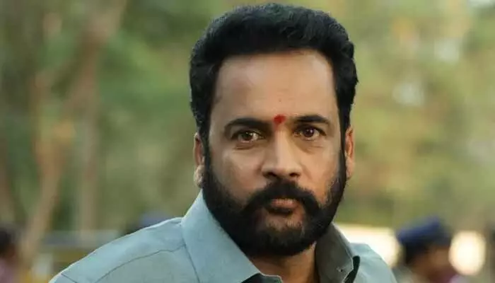 హీరోయిన్ల డ్రెస్సింగ్ వివాదంపై స్పందించిన శివాజీ.. నా వాళ్లే నన్ను ముంచారంటూ ఎమోషనల్ కామెంట్స్ హీరోయిన్ల డ్రెస్సింగ్ వివాదంపై స్పందించిన శివాజీ.. నా వాళ్లే నన్ను ముంచారంటూ ఎమోషనల్ కామెంట్స్