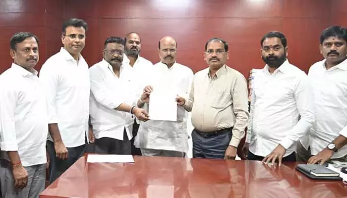 TG: ఎన్నికల కమిషనర్ను కలిసిన బీఆర్ఎస్ నేతలు TG: ఎన్నికల కమిషనర్ను కలిసిన బీఆర్ఎస్ నేతలు