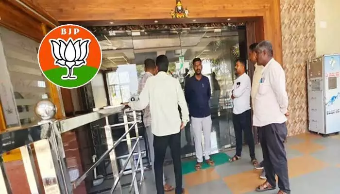 కొంపముంచిన రూ.10 లక్షల లంచం.. బీజేపీ ఎమ్మెల్యే అరెస్ట్ కొంపముంచిన రూ.10 లక్షల లంచం.. బీజేపీ ఎమ్మెల్యే అరెస్ట్