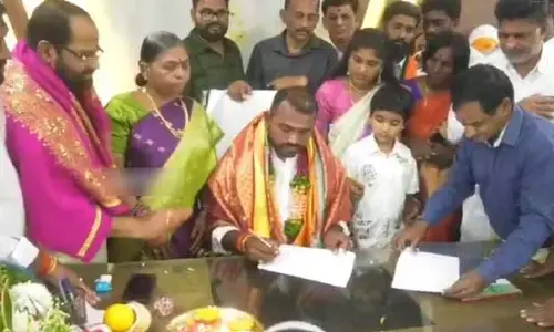 కరీంనగర్ మేయర్‌గా బాధ్యతలు స్వీకరించిన కొలగాని శ్రీనివాస్.. అభివృద్ధి పనుల ఫైలుపై తొలి సంతకం
