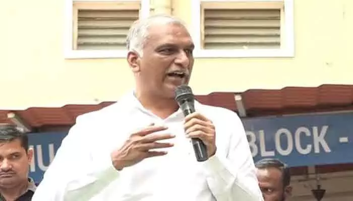 ‘సర్కారుకు పంతాలు పట్టింపులు వద్దు.. ఆ నోటీసులు వెంటనే వెనక్కి తీసుకోవాలి’: హరీష్ రావు ‘సర్కారుకు పంతాలు పట్టింపులు వద్దు.. ఆ నోటీసులు వెంటనే వెనక్కి తీసుకోవాలి’: హరీష్ రావు