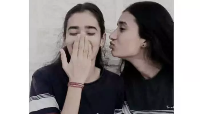 గుండెను పిండేసే విషాదం.. పెళ్లికి కొన్ని గంటల ముందు అక్కాచెల్లెళ్లు సూసైడ్ గుండెను పిండేసే విషాదం.. పెళ్లికి కొన్ని గంటల ముందు అక్కాచెల్లెళ్లు సూసైడ్