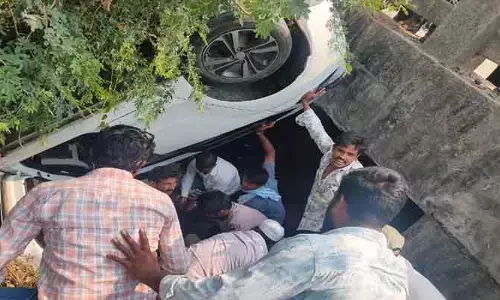 వాగులోకి దూసుకెళ్లిన కారు.. త‌ప్పిన ప్ర‌మాదం..!