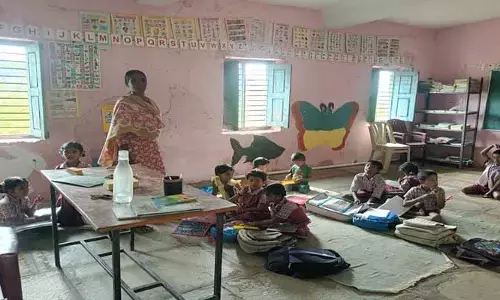 ఉపాధ్యాయురాలికి బదులుగా పాఠాలు బోధిస్తున్న స్కావెంజర్