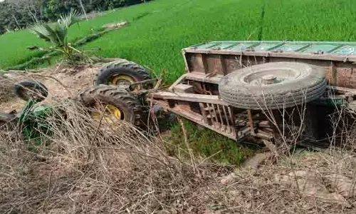ట్రాక్టర్ బోల్తా పడి యువకుడి మృతి