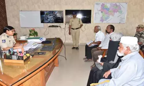 ఫిర్యాదుల పరిష్కారంలో నిర్లక్ష్యం వహించవద్దు : ఎస్పీ జానకి