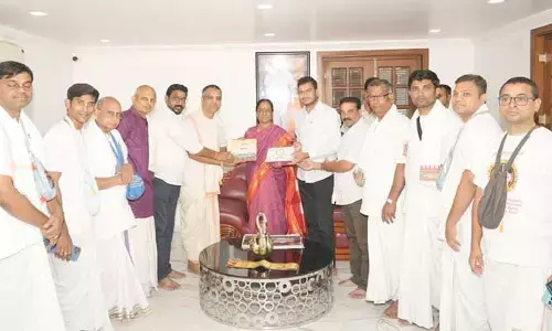 మంత్రి కొండా సురేఖకు ఇస్కాన్ ప్రతినిధుల ఆహ్వానం