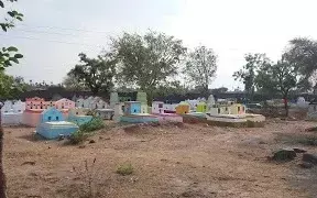 శ్మశాన వాటికకు వెళ్లకుండా అడ్డు గోడల నిర్మాణం