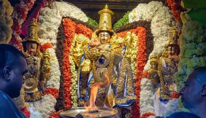 Tirumala: శ్రీవారి భక్తులకు బిగ్ అలర్ట్.. ఆన్లైన్లో మే నెల దర్శన టిక్కెట్లు విడుదల Tirumala: శ్రీవారి భక్తులకు బిగ్ అలర్ట్.. ఆన్లైన్లో మే నెల దర్శన టిక్కెట్లు విడుదల