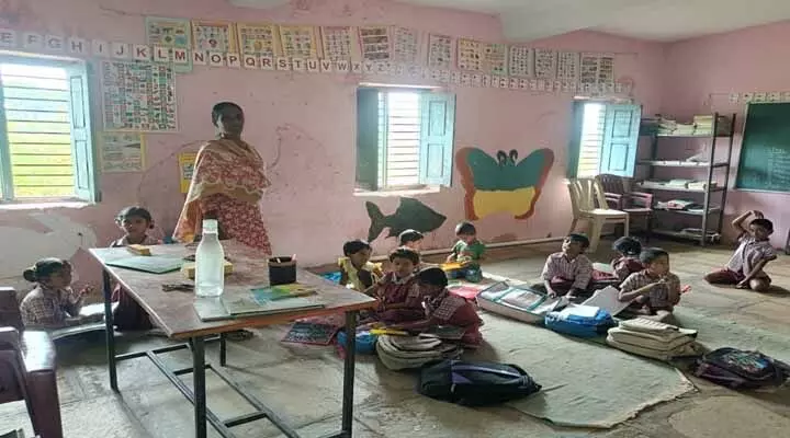ఉపాధ్యాయురాలికి బదులుగా పాఠాలు బోధిస్తున్న స్కావెంజర్ ఉపాధ్యాయురాలికి బదులుగా పాఠాలు బోధిస్తున్న స్కావెంజర్
