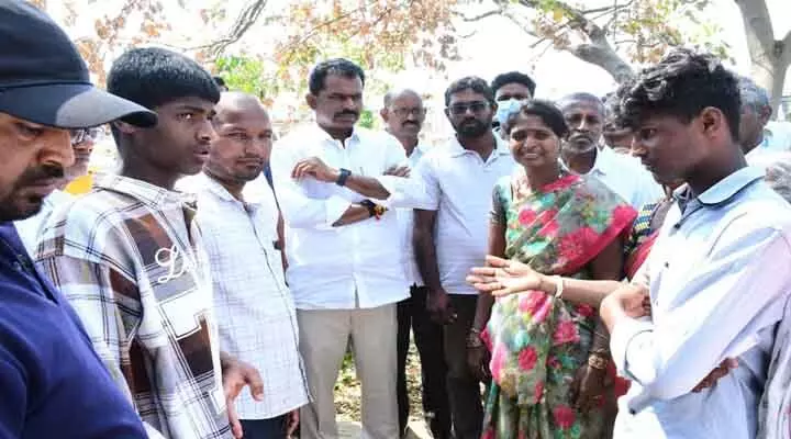 రోడ్డు ప్రమాదంలో వ్యక్తి మృతి.. పరామర్శించిన ఎమ్మెల్యే మేఘారెడ్డి రోడ్డు ప్రమాదంలో వ్యక్తి మృతి.. పరామర్శించిన ఎమ్మెల్యే మేఘారెడ్డి