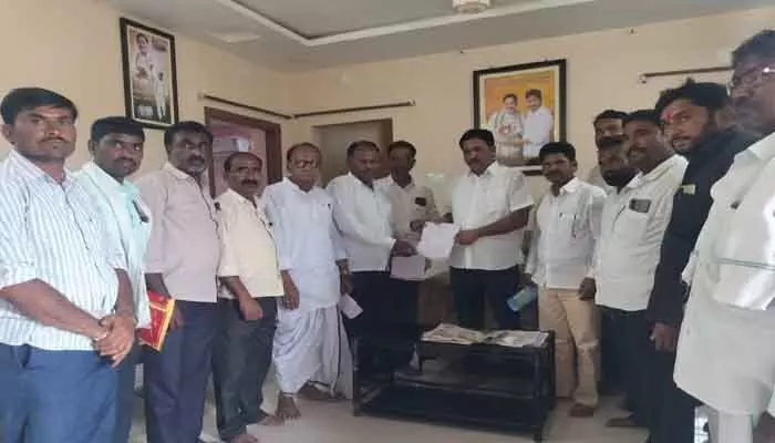 దిశ కథనానికి స్పందన.. బజార్ హత్నూర్ కే మార్కెట్ కమిటీ పగ్గాలు! దిశ కథనానికి స్పందన.. బజార్ హత్నూర్ కే మార్కెట్ కమిటీ పగ్గాలు!