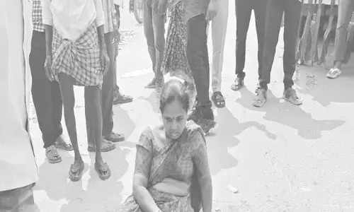 లారీ ఢీ కొని మ‌హిళ‌కు తీవ్ర గాయాలు