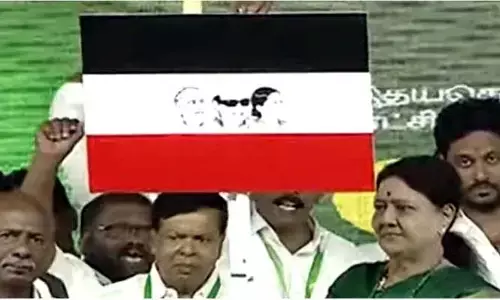 తమిళ రాజకీయాల్లో కొత్త పార్టీ.. డైరెక్ట్ జెండాతో దిగిన శశికళ