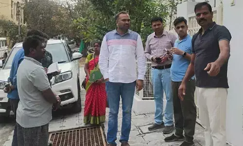 క్యూ ఆర్ కోడ్ ఆధారిత డోర్-టు-డోర్ చెత్త సేకరణ.. పైలెట్ ప్రాజెక్టు పరిశీలించిన జీహెచ్ఎంసీ కమిషనర్
