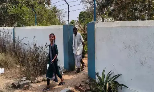 విద్యార్థిని పై అమానుష వైఖరి