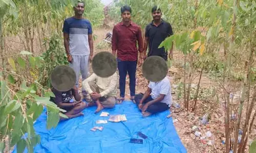 పేకాట స్థావ‌రం పై పోలీసుల దాడి
