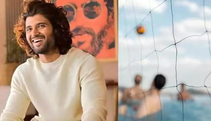 ఉదయ్పూర్లో ‘విరోష్’ వెడ్డింగ్ హంగామా షురూ.. విజయ్ దేవరకొండ పోస్ట్తో అంతా షాక్! ఉదయ్పూర్లో ‘విరోష్’ వెడ్డింగ్ హంగామా షురూ.. విజయ్ దేవరకొండ పోస్ట్తో అంతా షాక్!