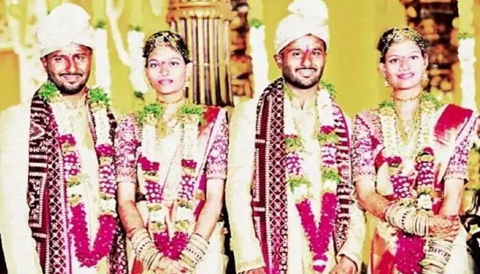 కవలలను పెళ్లి చేసుకున్న కవలలు.. నెట్టింట్లో ఫోటోలు వైరల్ కవలలను పెళ్లి చేసుకున్న కవలలు.. నెట్టింట్లో ఫోటోలు వైరల్