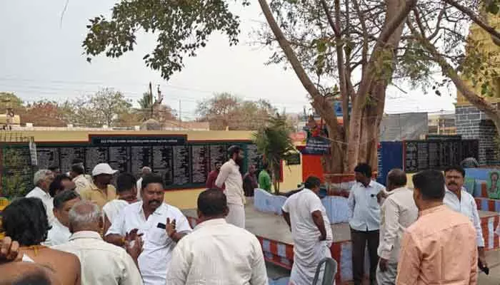 రూ. 500 కోసం కొట్టుకున్న అర్చకులు.. పోలీస్ స్టేషన్కెక్కిన పంచాయితీ రూ. 500 కోసం కొట్టుకున్న అర్చకులు.. పోలీస్ స్టేషన్కెక్కిన పంచాయితీ