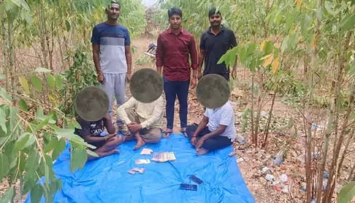 పేకాట స్థావరం పై పోలీసుల దాడి పేకాట స్థావరం పై పోలీసుల దాడి