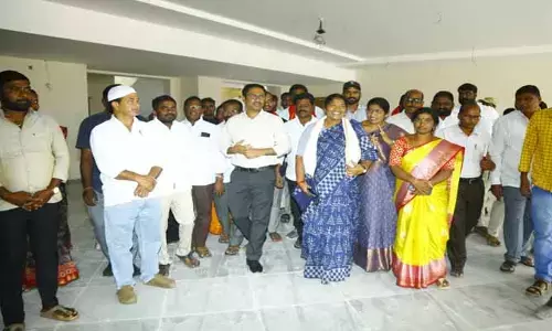 కలెక్టరేట్ భవన నిర్మాణ పనులను త్వర‌గా పూర్తి చేయాలి : మంత్రి సీత‌క్క