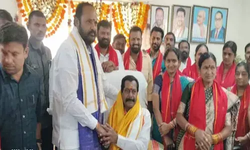 కలిసి పని చేద్దాం.. పట్టణాన్ని అభివృద్ధి చేసుకుందాం : చైర్మన్ మల్లయ్య