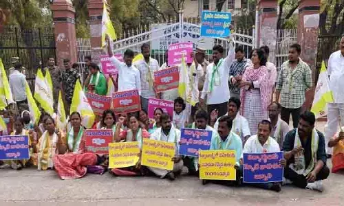 మహాలక్ష్మి పథకంలో  మహిళలకు రూ. 2,500 ఇవ్వాలి