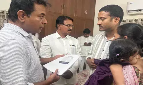 చిన్నారి చికిత్స  కోసం కేటీఆర్ ను కలిసిన తల్లిదండ్రులు