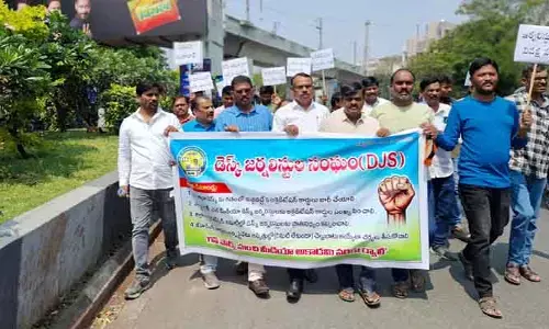 అర్హులైన డెస్క్ జర్నలిస్టులందరికీ అక్రెడిటేషన్లు ఇవ్వాలి