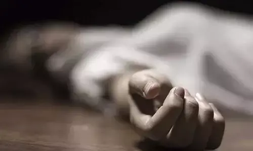 ట్రాక్ట‌ర్ ఢీ కొని మ‌హిళా మృతి