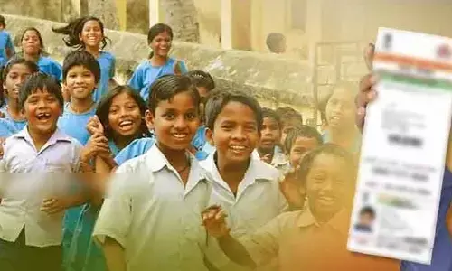 పాఠశాలల్లోనే విద్యార్థుల ఆధార్ నమోదు.. బయోమెట్రిక్ అప్‌డేషన్