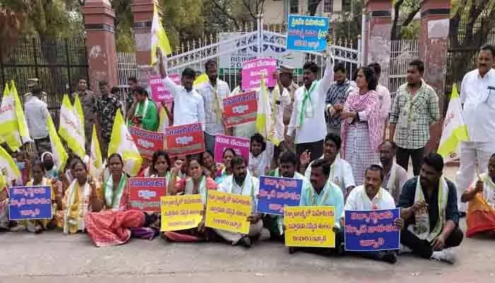 మహాలక్ష్మి పథకంలో మహిళలకు రూ. 2,500 ఇవ్వాలి మహాలక్ష్మి పథకంలో మహిళలకు రూ. 2,500 ఇవ్వాలి