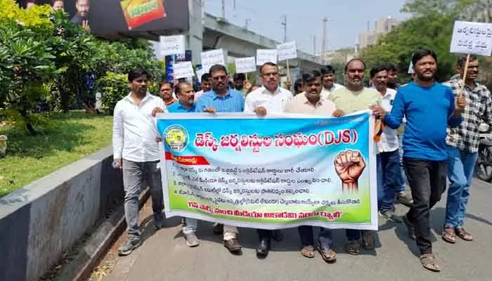 అర్హులైన డెస్క్ జర్నలిస్టులందరికీ అక్రెడిటేషన్లు ఇవ్వాలి అర్హులైన డెస్క్ జర్నలిస్టులందరికీ అక్రెడిటేషన్లు ఇవ్వాలి
