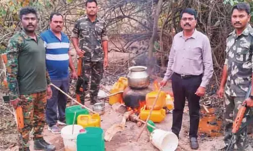 గుడుంబా అడ్డాపై ఖాకీల పంజా.. మత్తు వదిలించిన పోలీసులు