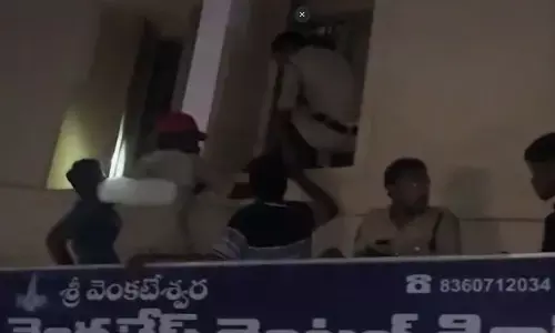 లాడ్జిలో భారీ అగ్నిప్రమాదం.. ఒకరు సజీవదహనం